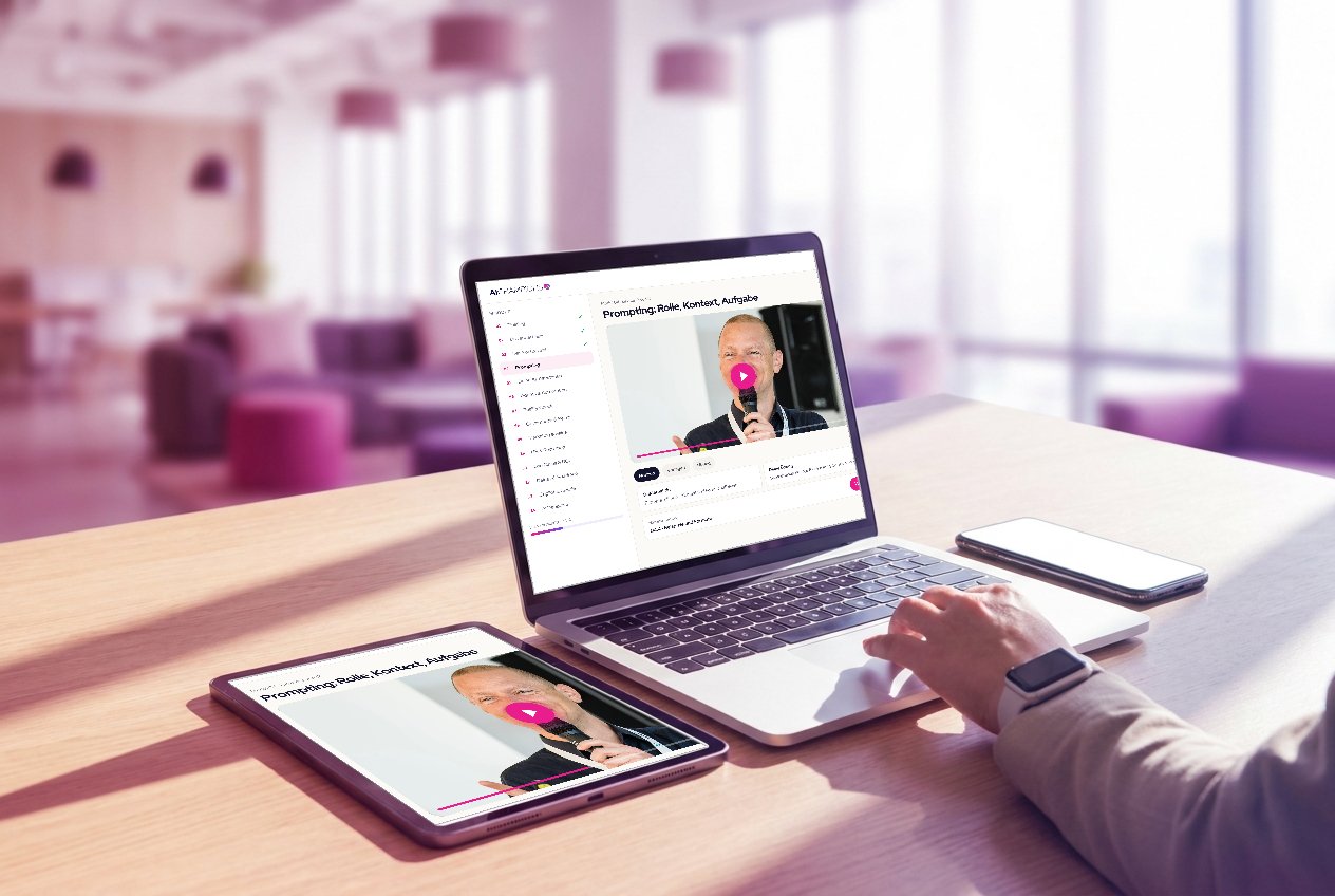 Laptop und Tablet zeigen die Lernplattform von AI Champions mit einer Video-Lektion zu Prompting